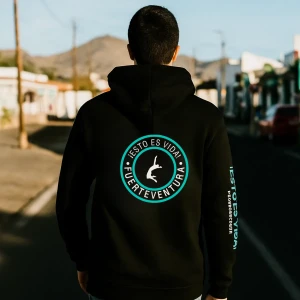 con sudadera negra turquesa